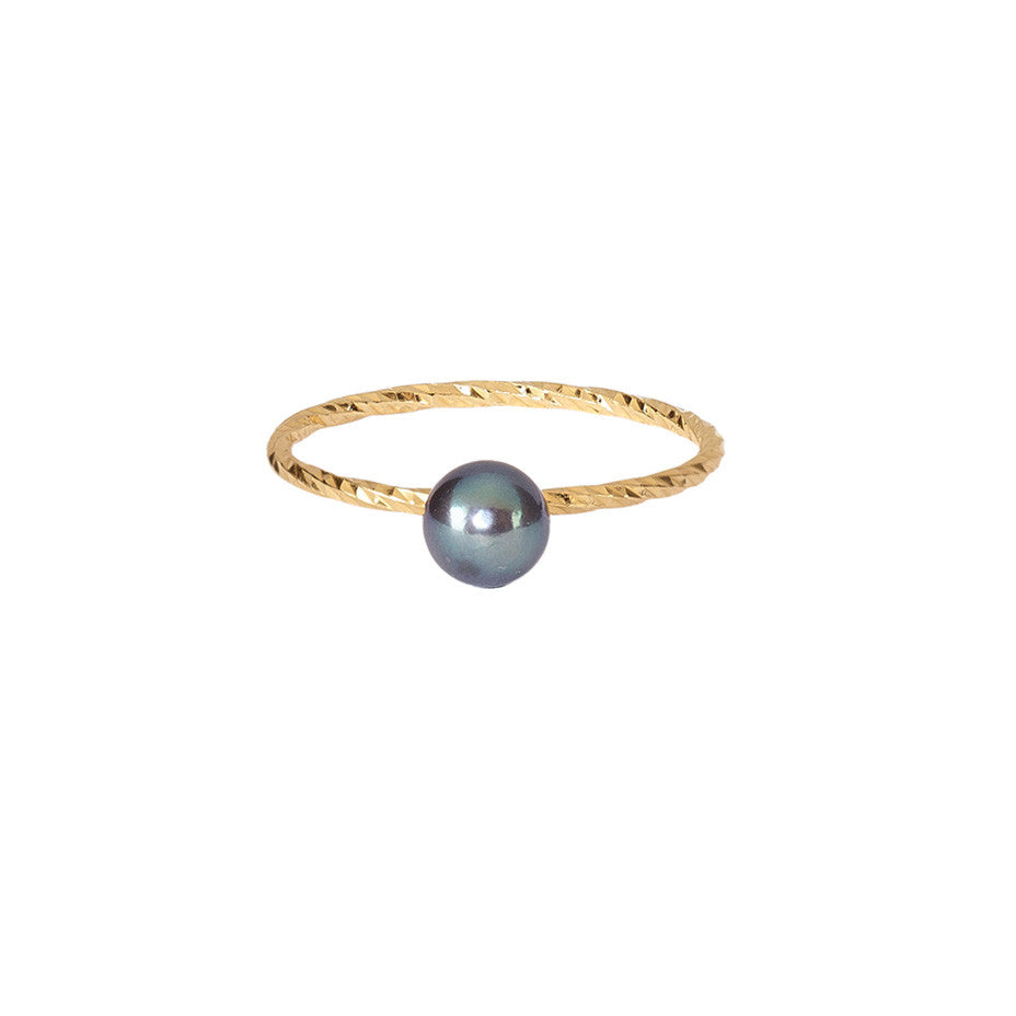 Pirate's Black Pearl ring in gold, fashioned from our signature multifaceted sparkling band.
