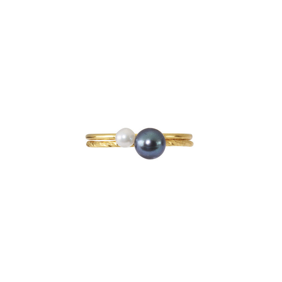 Our union of a Lunar White Mini Pearl and Pirate's Black Pearl on our multifaceted sparkling ring speaks sophistaction.