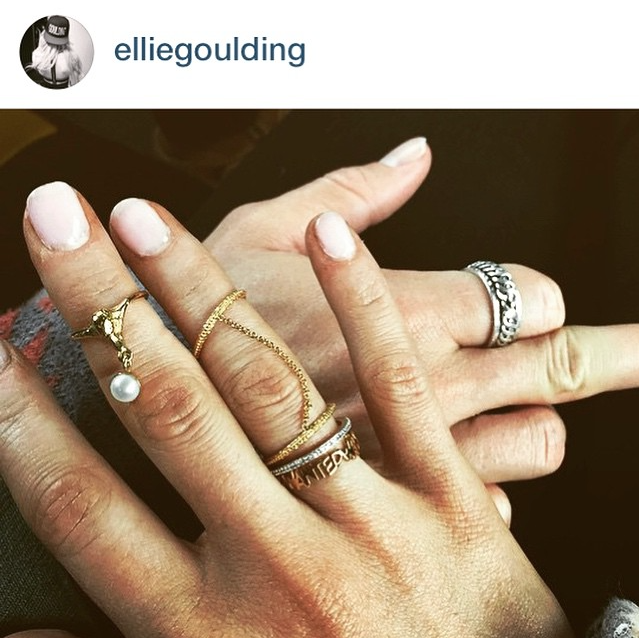 Ellie Goulding wearing the Double Strength Chain ring in gold