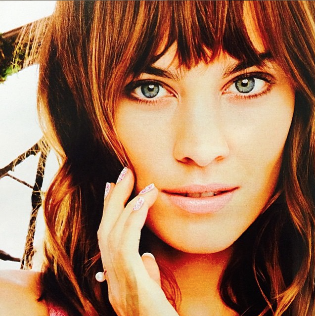 Alexa Chung wearing the Dusty Pink Medium Pearl ring in gold.