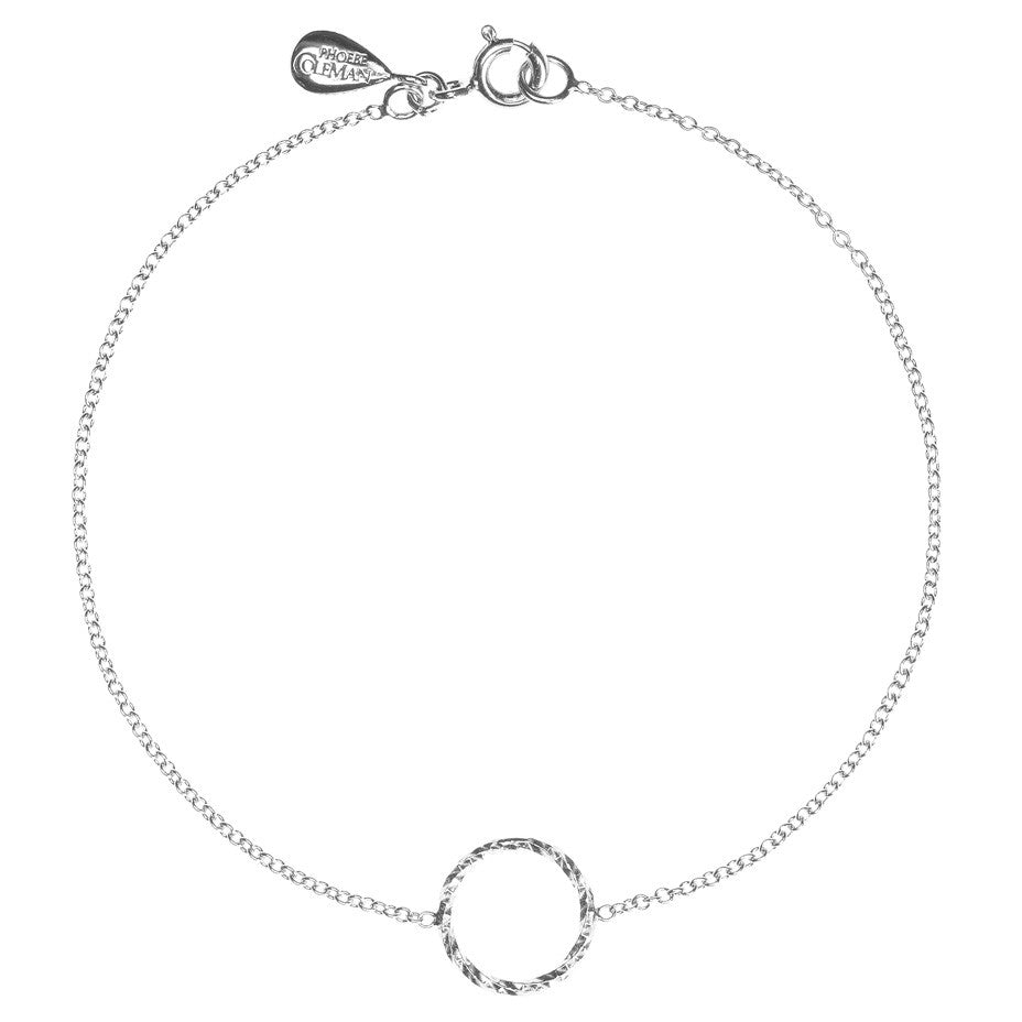 Protective Circle bracelet in silver.