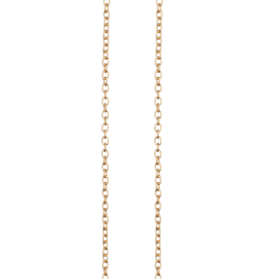 The Eternal Rolo Chain in gold, made from a weightier chain with oval links. Close-up.